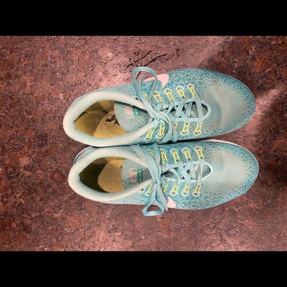 Women’s Nike running shoe - Picture 3 of 6